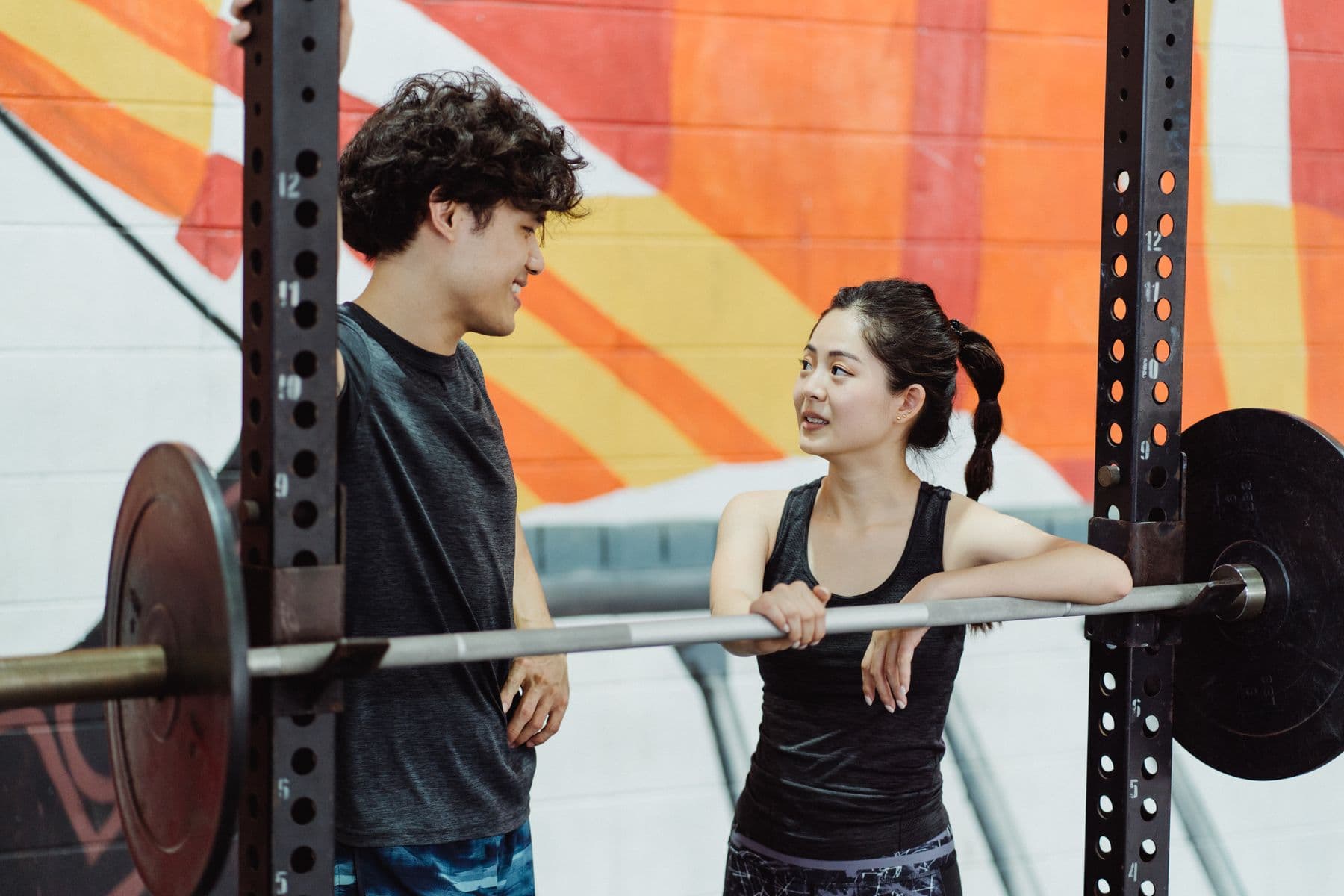 Two people discussing a training session between sets